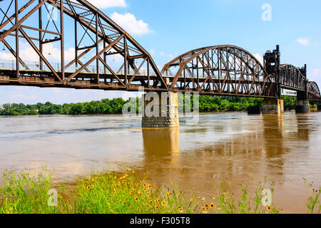 Die 1899 Rock Island Eisenbahnbrücke über den Arkansas River von North Little Rock, die William Clinton Presidential Center Stockfoto