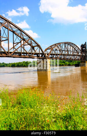 Die 1899 Rock Island Eisenbahnbrücke über den Arkansas River von North Little Rock, die William Clinton Presidential Center Stockfoto