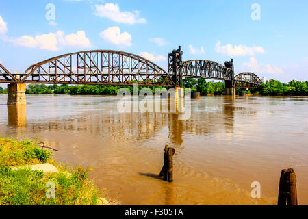 Die 1899 Rock Island Eisenbahnbrücke über den Arkansas River von North Little Rock, die William Clinton Presidential Center Stockfoto