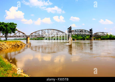 Die 1899 Rock Island Eisenbahnbrücke über den Arkansas River von North Little Rock, die William Clinton Presidential Center Stockfoto