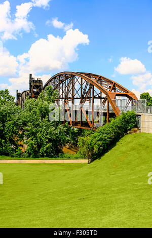 Die 1899 Rock Island Eisenbahnbrücke über den Arkansas River von North Little Rock, die William Clinton Presidential Center Stockfoto