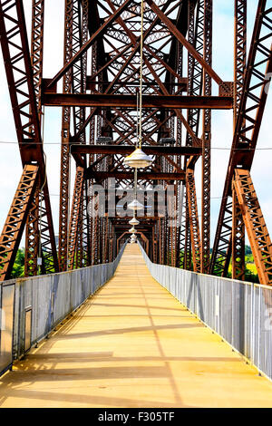 Die 1899 Rock Island Eisenbahnbrücke über den Arkansas River von North Little Rock, die William Clinton Presidential Center Stockfoto