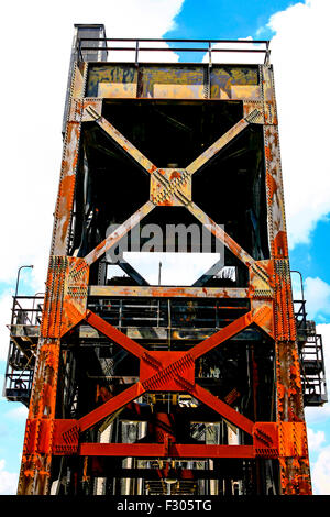 Die 1899 Rock Island Eisenbahnbrücke über den Arkansas River von North Little Rock, die William Clinton Presidential Center Stockfoto