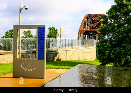 Die 1899 Rock Island Eisenbahnbrücke über den Arkansas River von North Little Rock, die William Clinton Presidential Center Stockfoto