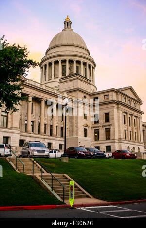 Rück- und Blick auf das Arkansas State Capitol Building befindet sich in Little Rock. Über 16 Jahre ab 1899-1915 gebaut Stockfoto