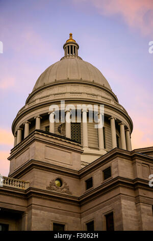 Rück- und Blick auf das Arkansas State Capitol Building befindet sich in Little Rock. Über 16 Jahre ab 1899-1915 gebaut Stockfoto