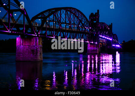 1899-Felsen-Insel-Eisenbahnbrücke über den Arkansas River in der Nacht von North Little Rock Stockfoto