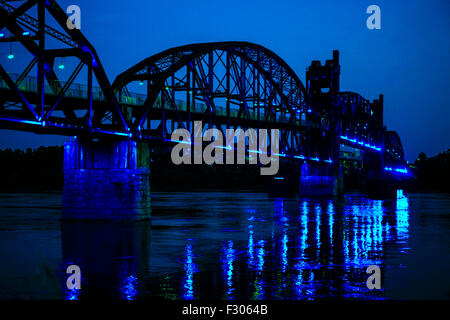 1899-Felsen-Insel-Eisenbahnbrücke über den Arkansas River in der Nacht von North Little Rock Stockfoto