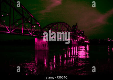 1899-Felsen-Insel-Eisenbahnbrücke über den Arkansas River in der Nacht von North Little Rock Stockfoto