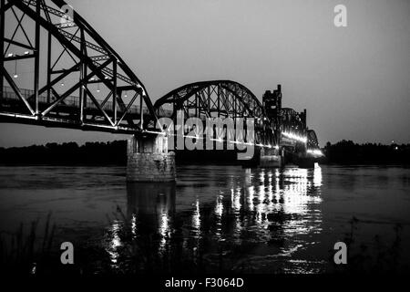 1899-Felsen-Insel-Eisenbahnbrücke über den Arkansas River in der Nacht von North Little Rock Stockfoto