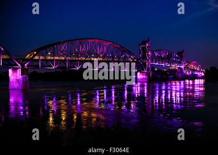 1899-Felsen-Insel-Eisenbahnbrücke über den Arkansas River in der Nacht von North Little Rock Stockfoto