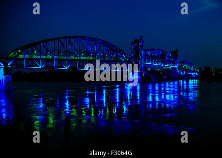 1899-Felsen-Insel-Eisenbahnbrücke über den Arkansas River in der Nacht von North Little Rock Stockfoto