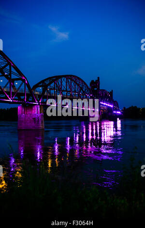 1899-Felsen-Insel-Eisenbahnbrücke über den Arkansas River in der Nacht von North Little Rock Stockfoto