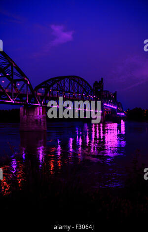 1899-Felsen-Insel-Eisenbahnbrücke über den Arkansas River in der Nacht von North Little Rock Stockfoto