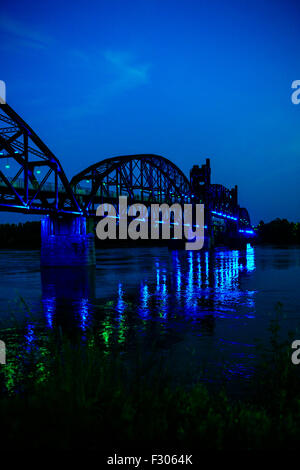 1899-Felsen-Insel-Eisenbahnbrücke über den Arkansas River in der Nacht von North Little Rock Stockfoto