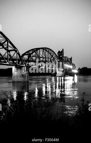 1899-Felsen-Insel-Eisenbahnbrücke über den Arkansas River in der Nacht von North Little Rock Stockfoto