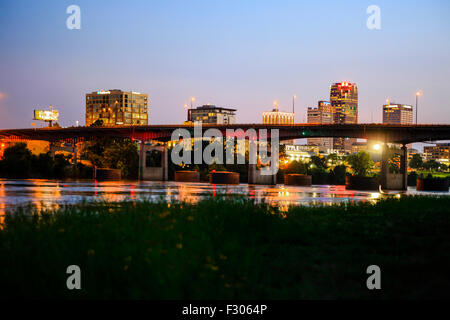 Ansicht von Little Rock City und die I-30 Brücke über den Arkansas River bei Nacht Stockfoto