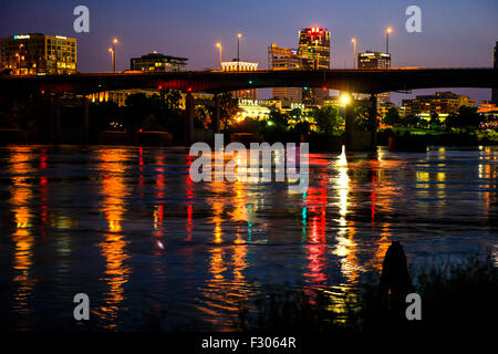 Ansicht von Little Rock City und die I-30 Brücke über den Arkansas River bei Nacht Stockfoto