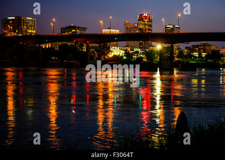 Ansicht von Little Rock City und die I-30 Brücke über den Arkansas River bei Nacht Stockfoto