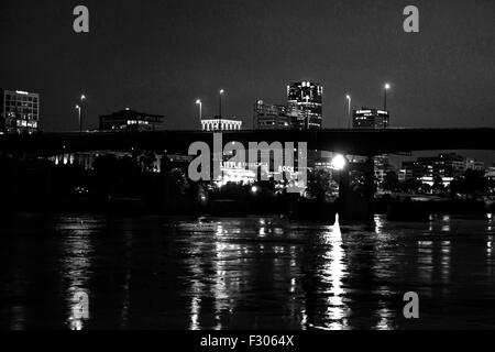 Ansicht von Little Rock City und die I-30 Brücke über den Arkansas River bei Nacht Stockfoto