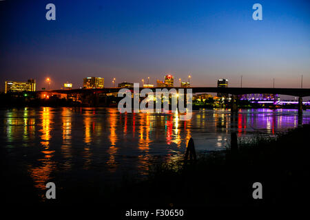 Ansicht von Little Rock City und die I-30 Brücke über den Arkansas River bei Nacht Stockfoto