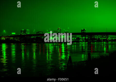 Ansicht von Little Rock City und die I-30 Brücke über den Arkansas River bei Nacht Stockfoto