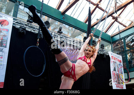 London, Großbritannien. 25. Sep 2015. Katrina Lilwall der Mädchen, die auf der London Tattoo Convention, Tabak Dock. Foto: Simon Balson/Alamy leben Nachrichten Stockfoto