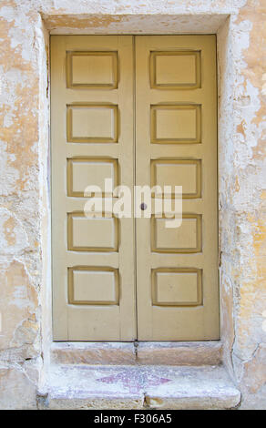 Beige Tür mit quadratischen Design-Pattern. Bemalten Türen der Malta-Serie. Stockfoto