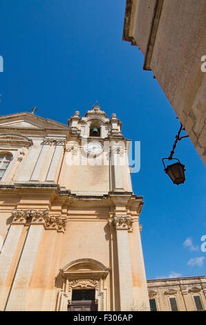 Altbauten, Straßenlaterne und blauer Himmel innerhalb der alten Stadtmauern an einem sonnigen Tag in Mdina, Malta. Stockfoto