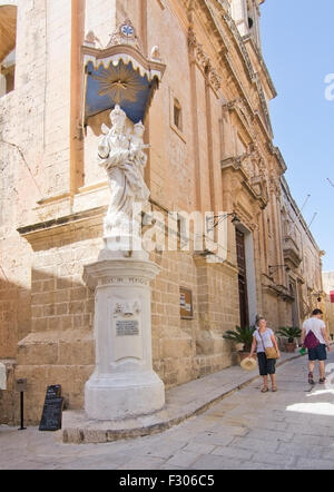 Klassische Statue der Jungfrau Maria im Inneren Stadtmauer an einem sonnigen Tag im September. Stockfoto