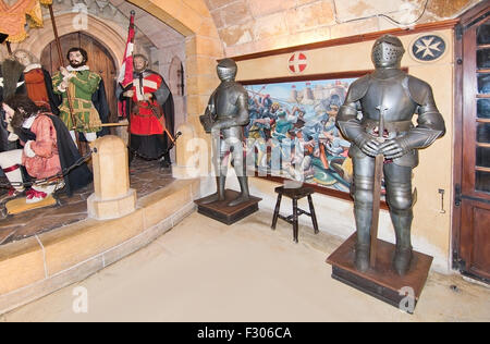 Ritter in voller Rüstung auf dem Display in einem Museumsbau in Mdina, Malta. Stockfoto