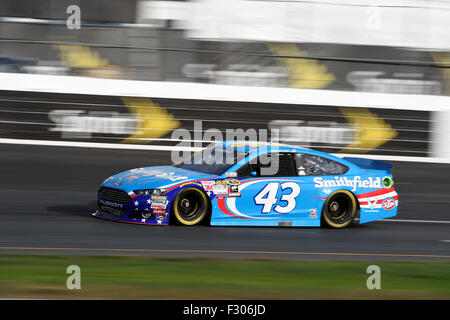 Loudon, NH USA. 25. Sep 2015. Sprint-Cup-Serie-Fahrers Aric Almirola (43) fährt in der Qualifikation für das Rennen der NASCAR Sprint Cup Series Sylvania 300 auf dem New Hampshire Motor Speedway, in Loudon, New Hampshire. Eric Canha/CSM/Alamy Live-Nachrichten Stockfoto