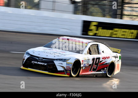 Loudon, NH USA. 25. Sep 2015. Sprint-Cup-Serie-Fahrers Carl Edwards (19) fährt in der Qualifikation für das Rennen der NASCAR Sprint Cup Series Sylvania 300 auf dem New Hampshire Motor Speedway, in Loudon, New Hampshire. Eric Canha/CSM/Alamy Live-Nachrichten Stockfoto