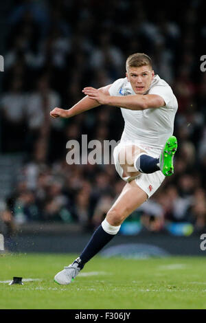 Twickenham Stadium, London, UK. 26. Sep 2015. Rugby World Cup. England gegen Wales. Owen Farrell von England tritt eine Strafe. Bildnachweis: Aktion Plus Sport/Alamy Live-Nachrichten Stockfoto