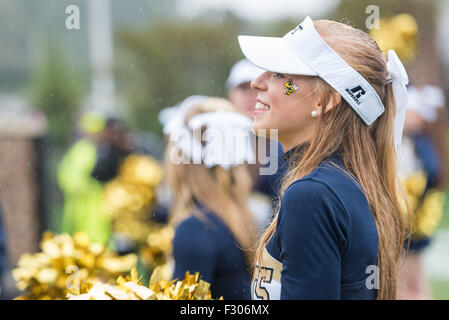 99/26/15, 2015: Georgia Tech Cheerleader in der Regen während der NCAA Football-Spiel zwischen der Georgia Tech Yellow Jackets und die Duke Blue Devils im Wallace Wade-Stadion in Durham, North Carolina. Reagan Lunn/CSM Stockfoto