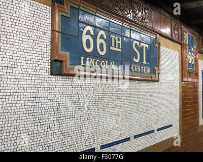 66. St. - U-Bahn-Bahnsteig Lincoln Center, New York, USA Stockfoto