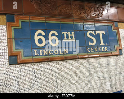 66. St. - U-Bahn-Bahnsteig Lincoln Center, New York, USA Stockfoto