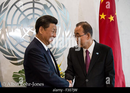 New York, Vereinigte Staaten von Amerika. 26. Sep 2015. Generalsekretär Ban Ki-Moon (L) grüßt Xi Jinping, Präsident der Volksrepublik China. Ban Ki-Moon ist ein südkoreanischer Staatsmann und Politiker, der achte und derzeitige Generalsekretär der Vereinten Nationen ist. © Albin Lohr-Jones/Pacific Press/Alamy Live-Nachrichten Stockfoto