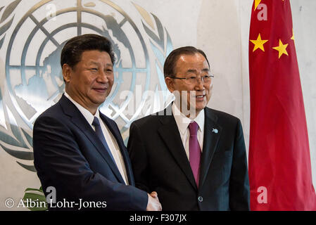 New York, Vereinigte Staaten von Amerika. 26. Sep 2015. Generalsekretär Ban Ki-Moon (L) grüßt Xi Jinping, Präsident der Volksrepublik China. Ban Ki-Moon ist ein südkoreanischer Staatsmann und Politiker, der achte und derzeitige Generalsekretär der Vereinten Nationen ist. © Albin Lohr-Jones/Pacific Press/Alamy Live-Nachrichten Stockfoto