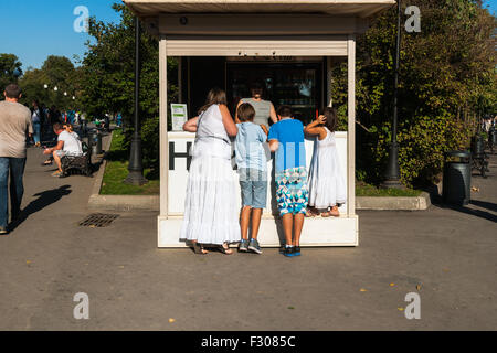 Moskau, Russland. Samstag, 26. September 2015. Warm, weich, ruhig und in der Regel sehr komfortabel Wochenende in Moskau, Russland. Die Temperatur + 26 Grad C (78,8 ° F) erinnert an letzten Sommer. Viele Menschen und Familien verbringen den Tag im Freien. Moskauer überflutet die Moskauer Gorki-Park sowie anderen Parks der Stadt. Wichtige geschäftliche das Eis zu kaufen. Unbekanntes kleine Mädchen ist auf Zehenspitzen mit Eifer zu den größten und süßesten Stück der Süßigkeiten. Bildnachweis: Alex Bilder/Alamy Live-Nachrichten Stockfoto