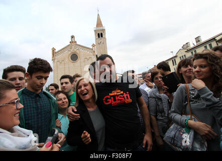 Pordenone, Italien. 26. Sep 2015. Matteo Salvini, Bundessekretär der Partei Lega Nord (Lega Nord) mit Anhängern während seiner Tour in Friaul Julisch Venetien an Pravisdomini am 26. September 2015 Credit: Andrea Spinelli/Alamy Live News Stockfoto