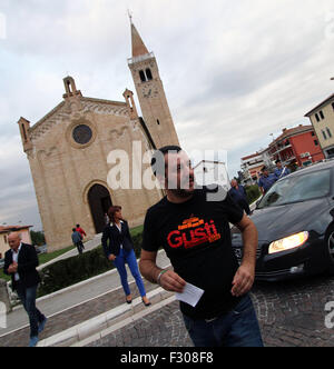 Pordenone, Italien. 26. Sep 2015. Matteo Salvini, Bundessekretär der Partei Lega Nord (Lega Nord) während seiner Tour in Friaul Julisch Venetien an Pravisdomini am 26. September 2015 Credit: Andrea Spinelli/Alamy Live News Stockfoto