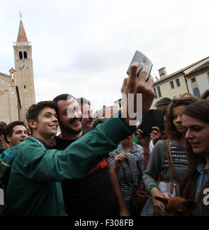 Pordenone, Italien. 26. Sep 2015. Matteo Salvini, Bundessekretär der Partei Lega Nord (Lega Nord) mit Anhängern während seiner Tour in Friaul Julisch Venetien an Pravisdomini am 26. September 2015 Credit: Andrea Spinelli/Alamy Live News Stockfoto