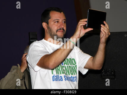 Pordenone, Italien. 26. Sep 2015. Matteo Salvini, Bundes Sekretär der Partei Lega Nord (Lega Nord) verwenden Sie seinen Tablet während der Lega Nord Partei regionale Rallye auf bei Pordenone am 26. September 2015 Credit: Andrea Spinelli/Alamy Live News Stockfoto