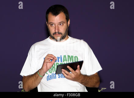 Pordenone, Italien. 26. Sep 2015. Matteo Salvini, Bundes Sekretär der Partei Lega Nord (Lega Nord) verwenden Sie seinen Tablet während der Lega Nord Partei regionale Rallye auf bei Pordenone am 26. September 2015 Credit: Andrea Spinelli/Alamy Live News Stockfoto