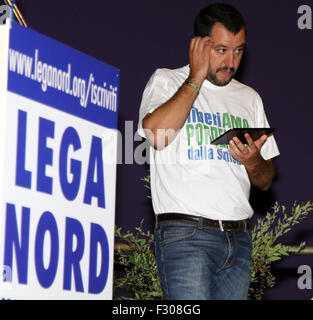 Pordenone, Italien. 26. Sep 2015. Matteo Salvini, Bundes Sekretär der Partei Lega Nord (Lega Nord) verwenden Sie seinen Tablet während der Lega Nord Partei regionale Rallye auf bei Pordenone am 26. September 2015 Credit: Andrea Spinelli/Alamy Live News Stockfoto