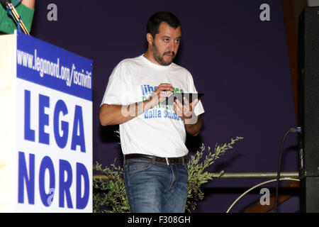 Pordenone, Italien. 26. Sep 2015. Matteo Salvini, Bundes Sekretär der Partei Lega Nord (Lega Nord) verwenden Sie seinen Tablet während der Lega Nord Partei regionale Rallye auf bei Pordenone am 26. September 2015 Credit: Andrea Spinelli/Alamy Live News Stockfoto