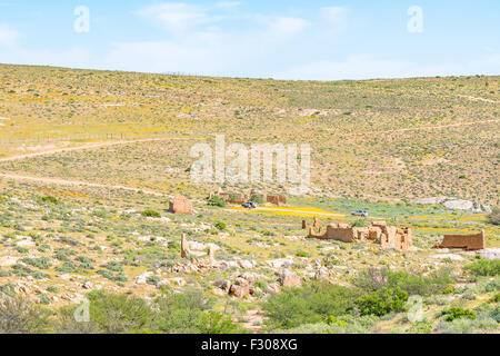 SKILPAD, Südafrika - 14. August 2015: Ruinen neben dem Dach des Namaqualandes Trail zwischen Skilpad und Soebatsfontein in der N Stockfoto