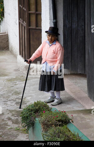 Resident stehende Frau mit Rohrstock in Machachi, Ecuador Stockfoto