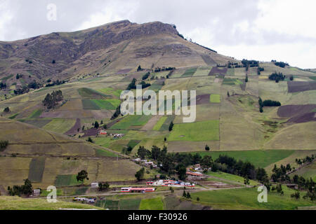 Indigene Ackerland im Anden-Gebirge in der Nähe von Laguna Quilotoa, Ecuador. Stockfoto